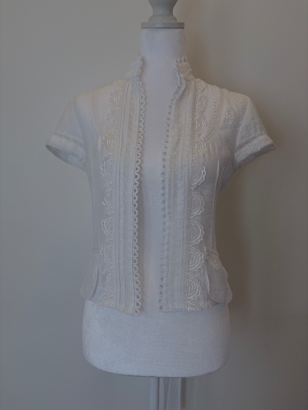 BCBGMaxAzria cap-sleeved, white crop coverlet